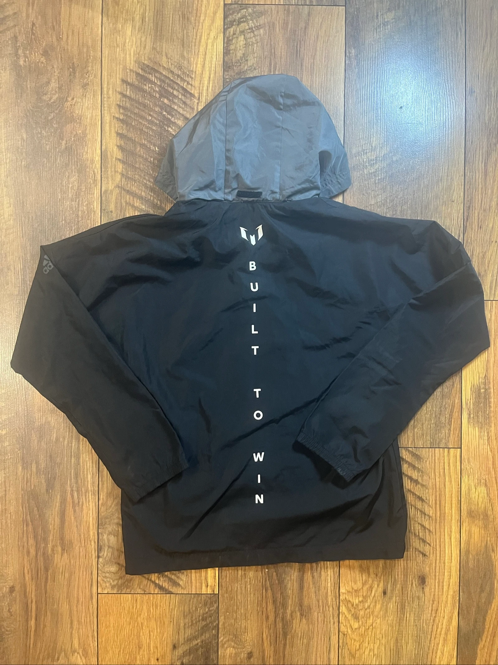 Chaqueta cortavientos negra con capucha y logo reflectante en colaboración con Messi - Adidas - 12 años - muy buen estado – photo 8